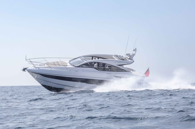 Eine elegante Motorboot fährt schnell über die Wellen.